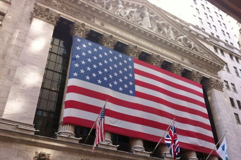 Las peticiones semanales de desempleo en EEUU suben más de lo esperado