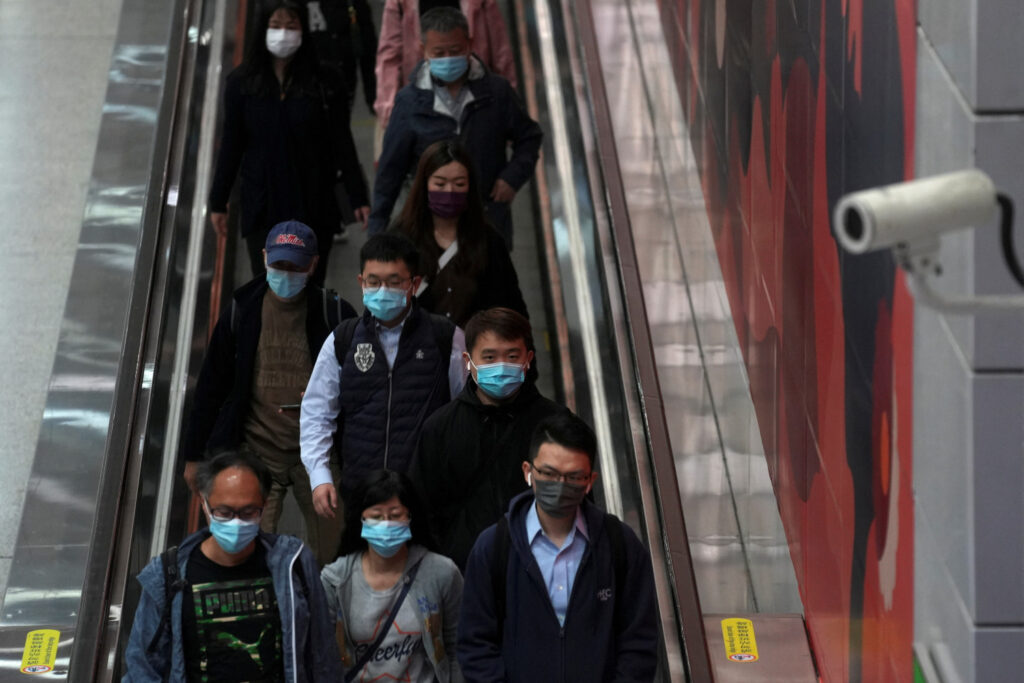 des passagers dans une station de metro a hong kong en chine