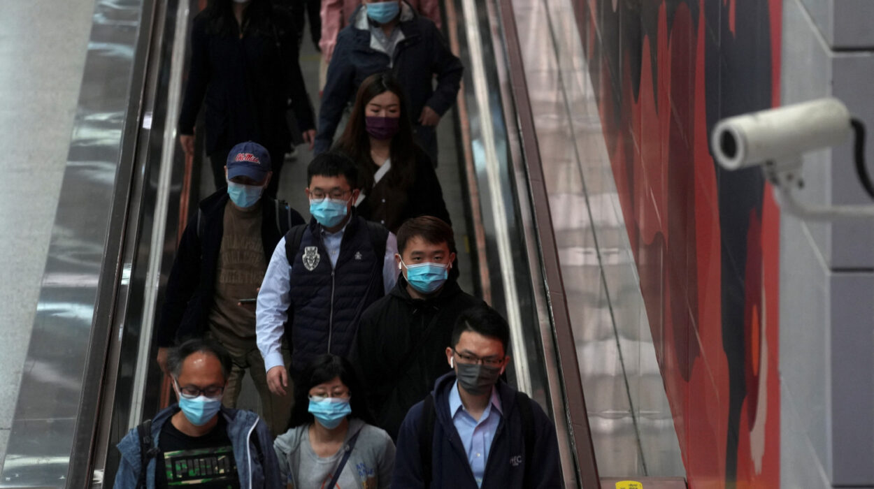 des passagers dans une station de metro a hong kong en chine