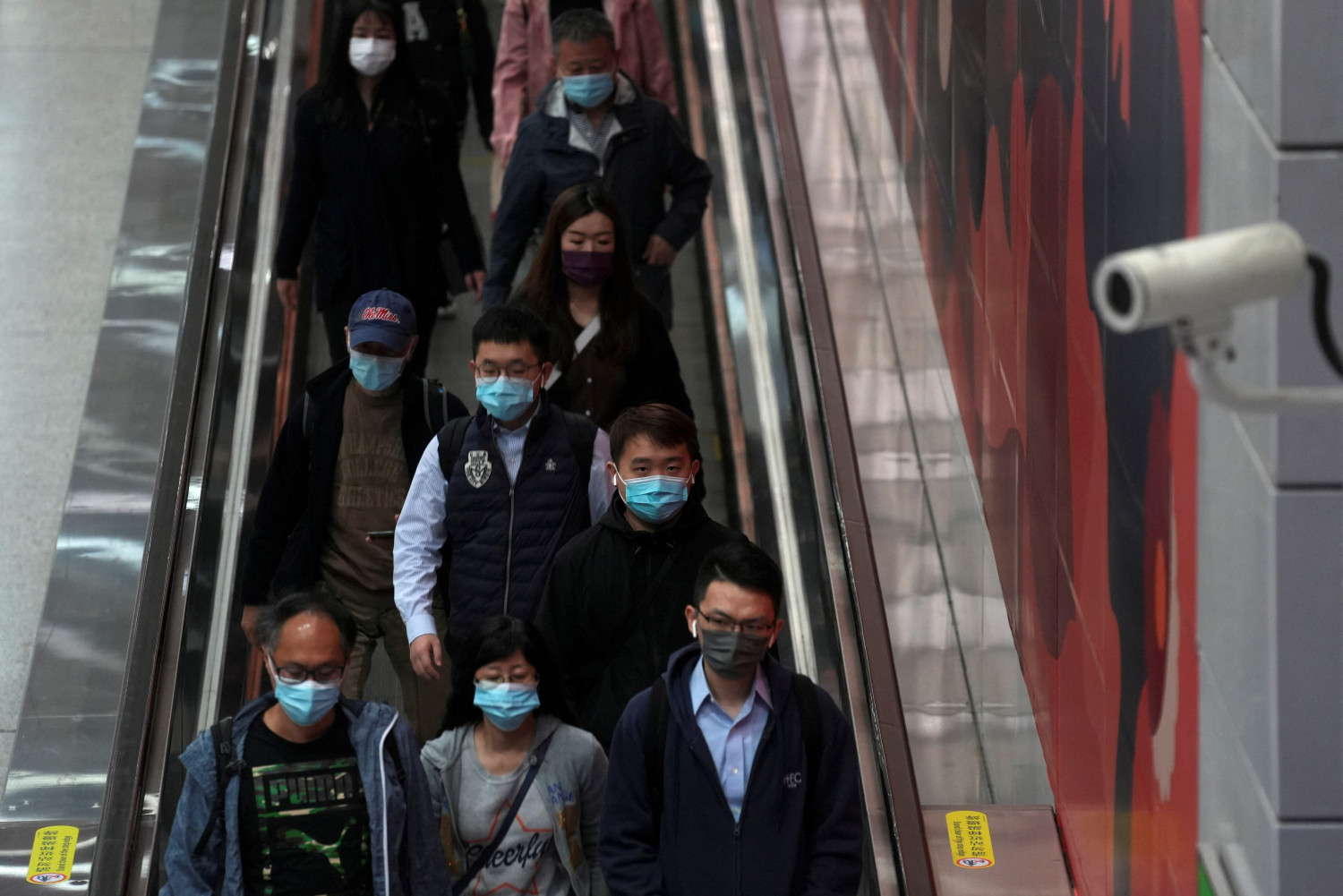des passagers dans une station de metro a hong kong en chine