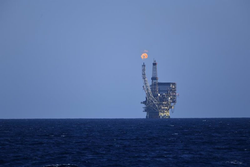 Goldman Sachs recorta su previsión para el petróleo: acabará el año en 100 dólares