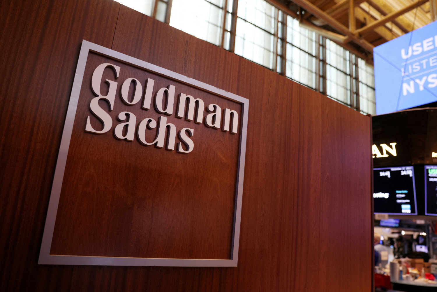 goldman sachs benefice divise par deux au deuxieme trimestre mais meilleur qu attendu grace au trading