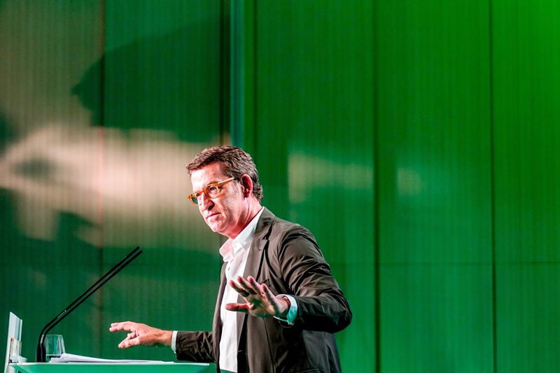 Feijóo critica el cheque de 200 euros y pide ayudas para el combustible a autónomos