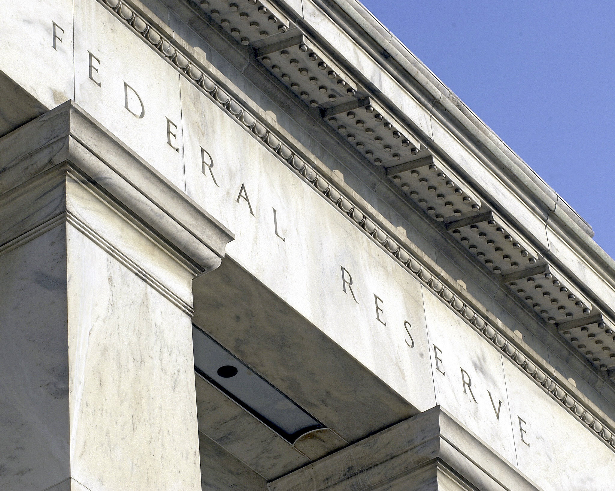 ¿Invertir en bonos o acciones? Esta es la apuesta de Goldman Sachs para 2023