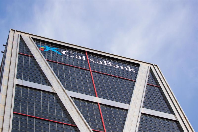 CaixaBank entra en la guerra por las nóminas: pagará un 5% a quien gane más de 2.500 euros