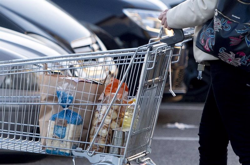 La inflación baja al 5,7% en diciembre, con la subyacente y los alimentos disparados