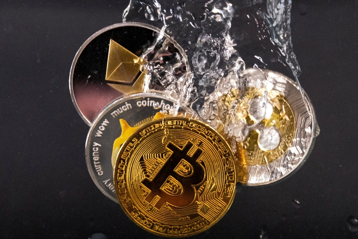 photo d illustration d archives de jetons representant les reseaux de crypto monnaies bitcoin ethereum dogecoin et ripple