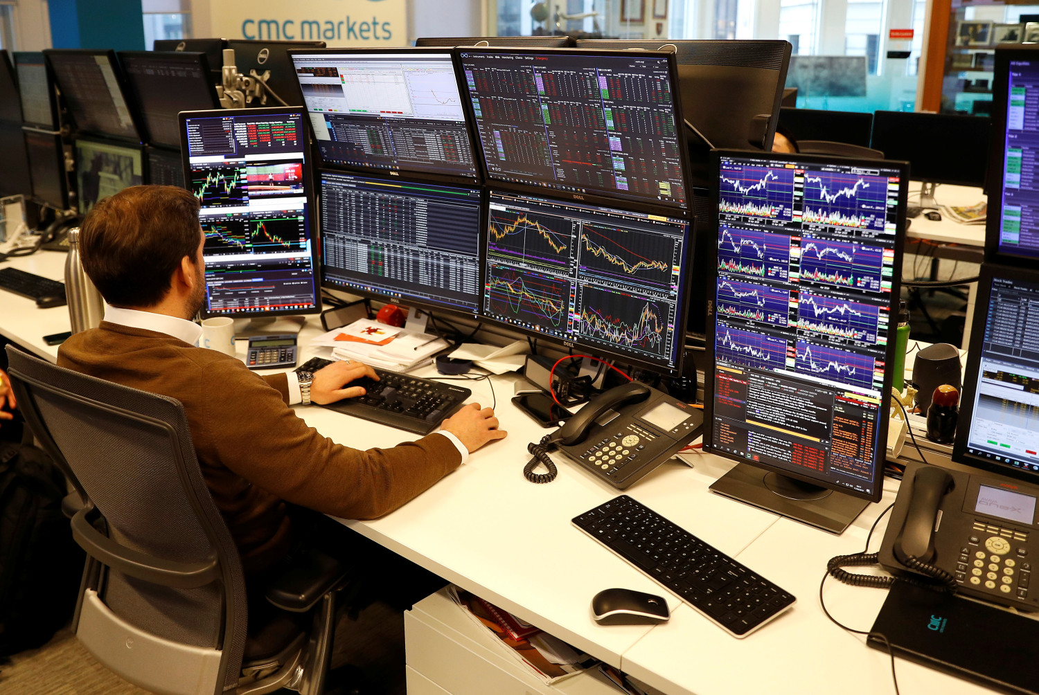 un trader travaille a son bureau chez cmc markets a londres en grande bretagne