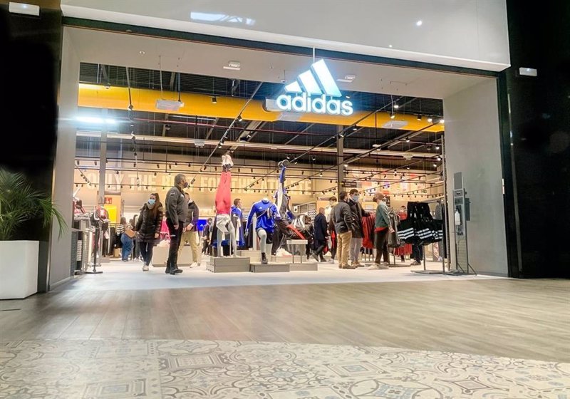 Adidas se hunde tras anticipar débiles resultados: varios analistas recortan su precio