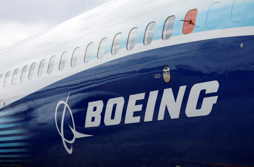 le logo boeing sur un avion a farnborough en grande bretagne