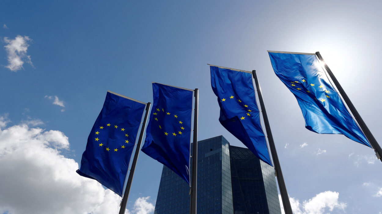photo des drapeaux de l ue devant le siege de la banque centrale europeenne bce