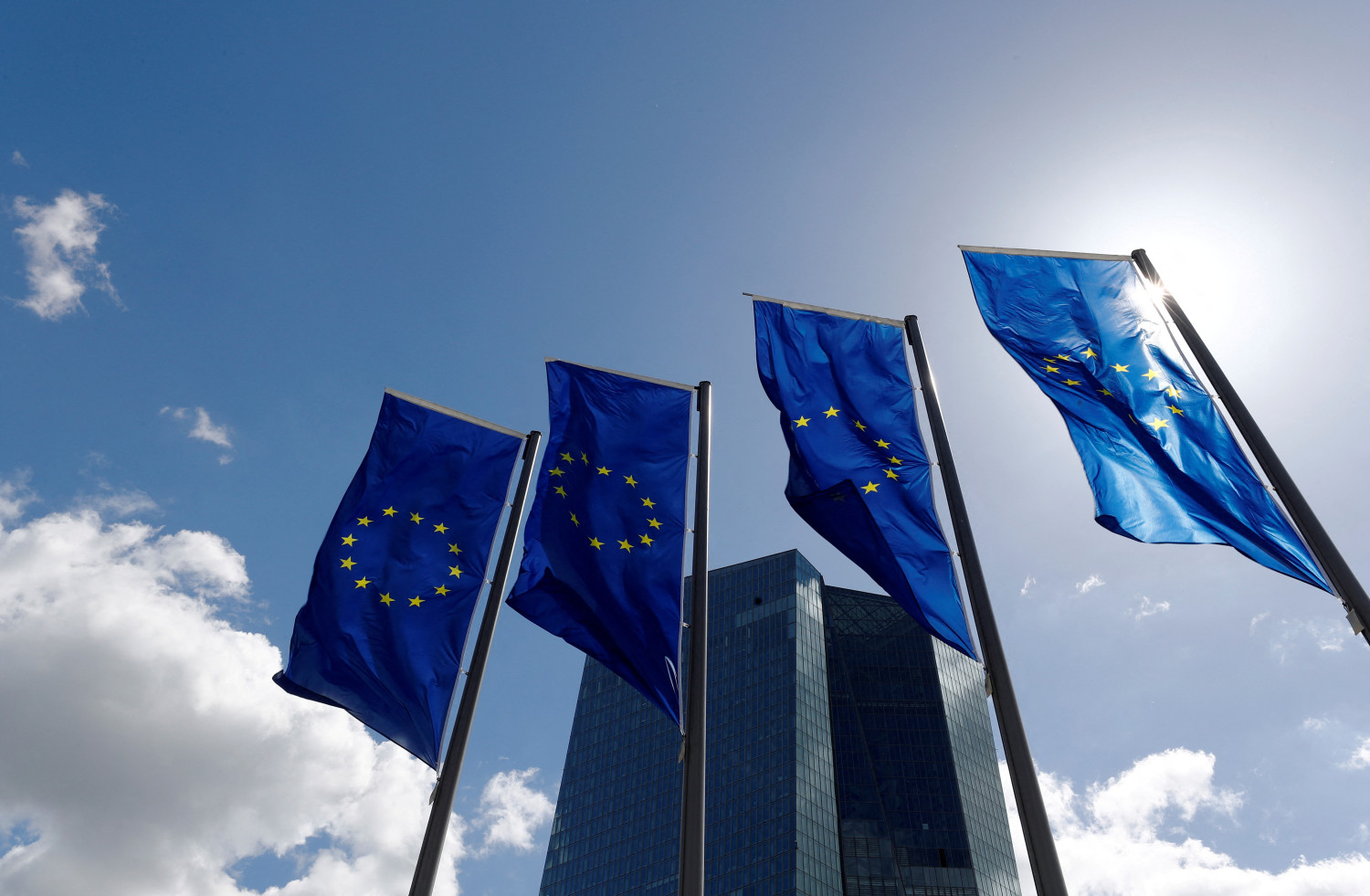 photo des drapeaux de l ue devant le siege de la banque centrale europeenne bce