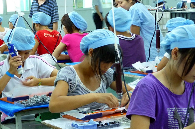 china factory workers manufacturing chinese