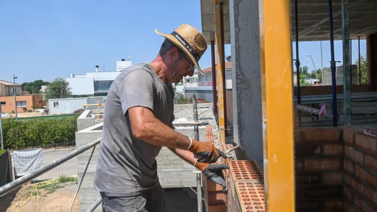 Un trabajador de la construcción, en Lleida.