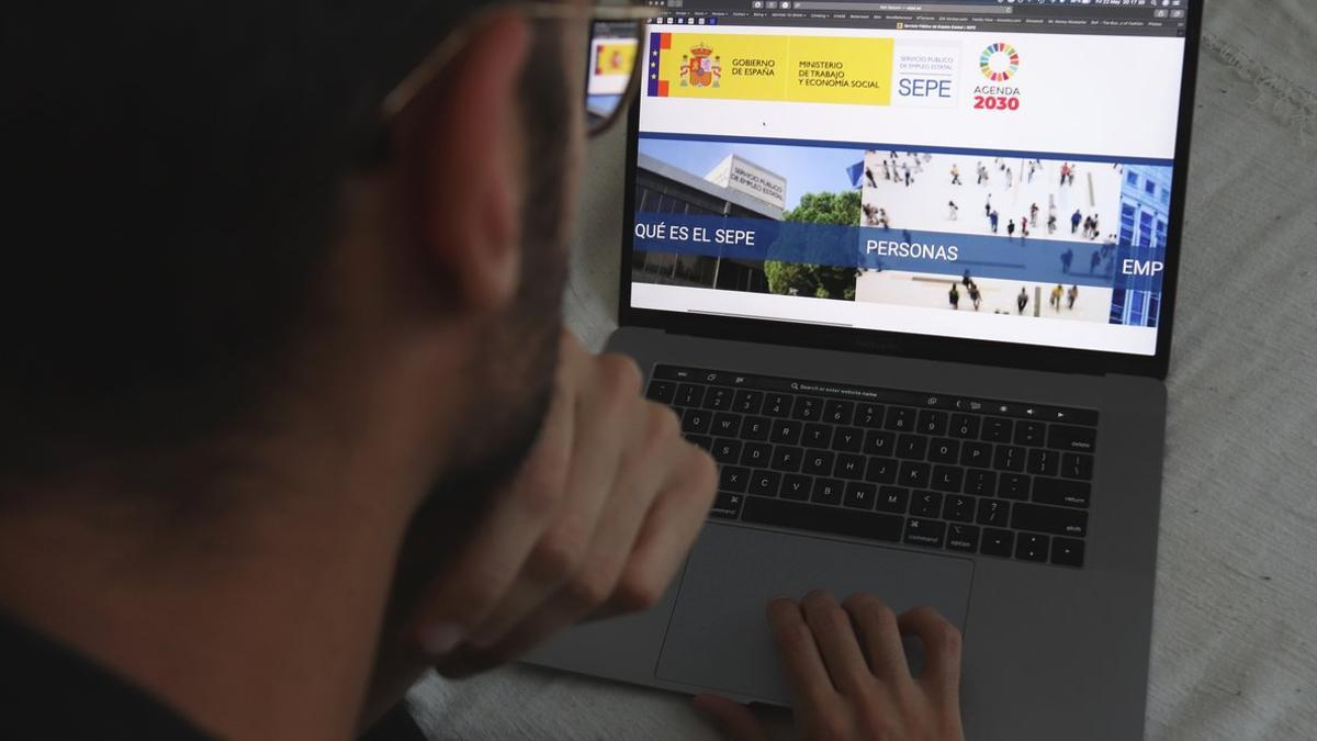 Un usuario, ante la página web del SEPE.