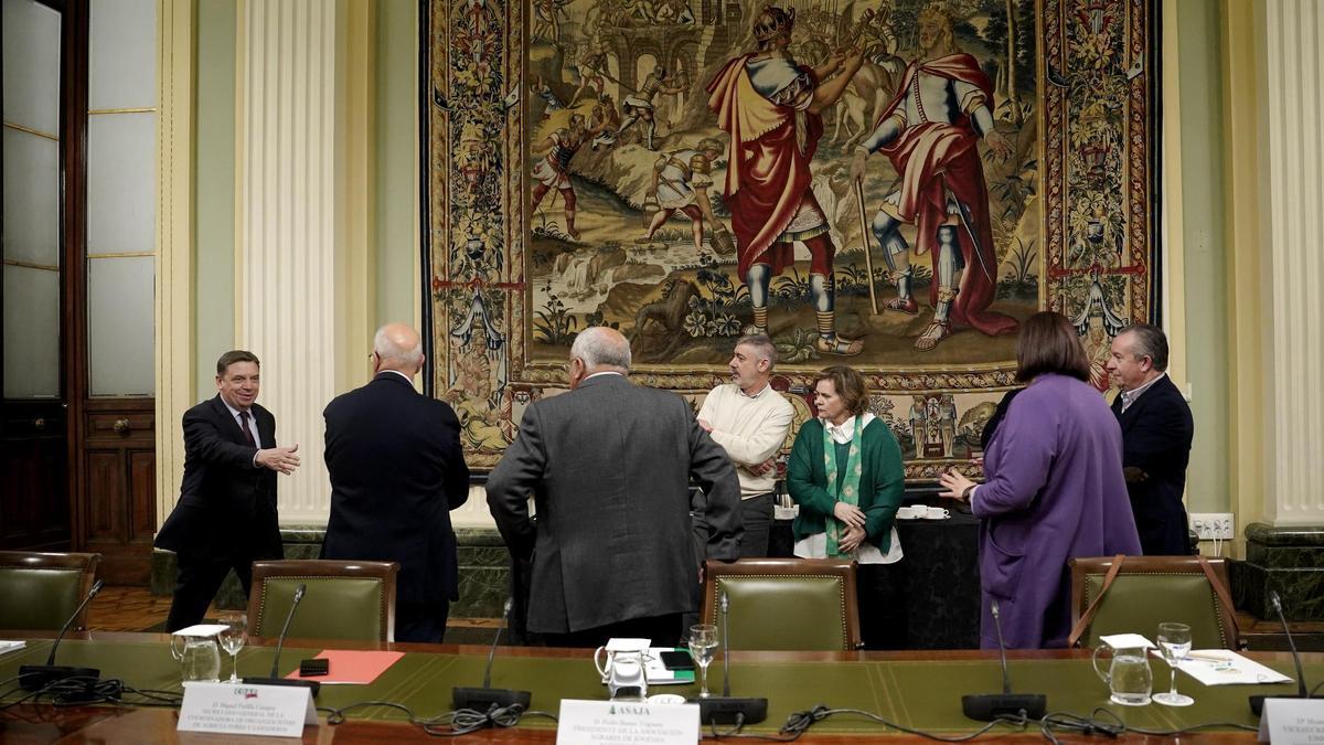 Luis Planas, ministro de Agricultura, durante la reunión que ha mantenido con las organizaciones profesionales agrarias, en la sede del ministerio.