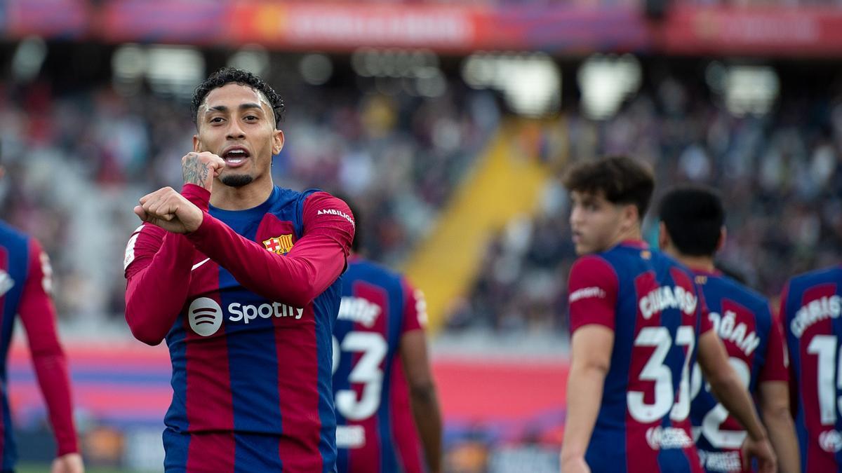 Raphinha festeja su gol, que era el 1-0 del Barça al Getafe, en Montjuïc.