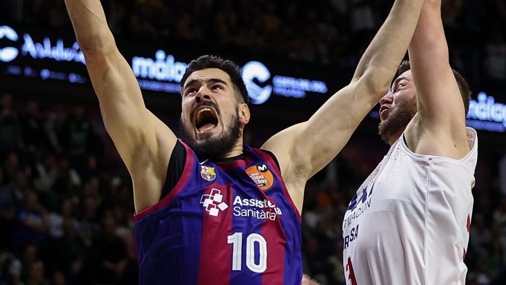 Nikola Kalinic, ante Martinas Geben, en una acción del Barcelona-Manresa.