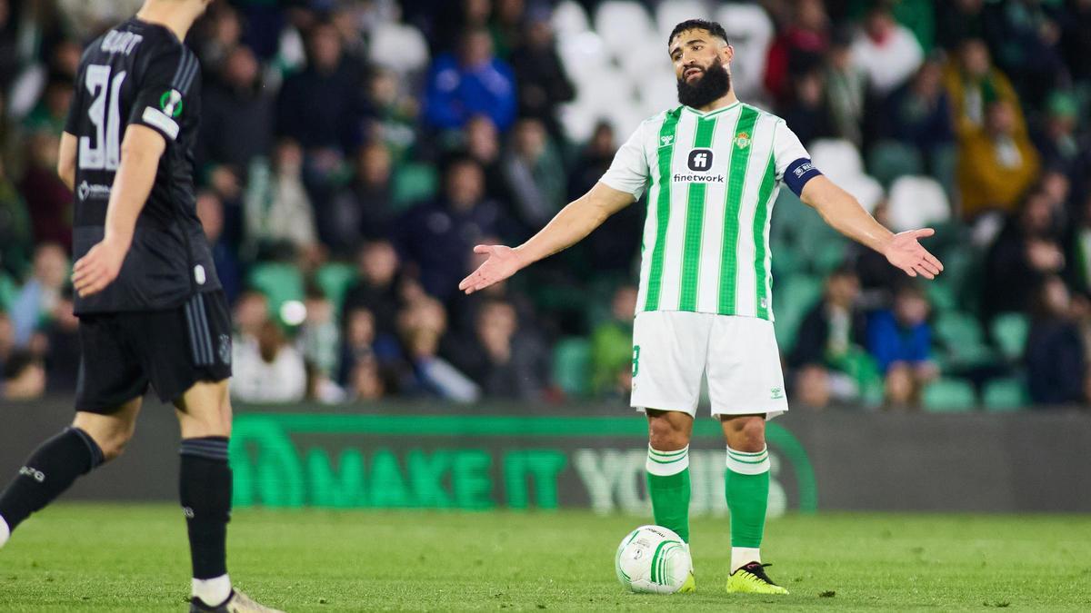 Fekir se lamenta durante la eliminación del Betis de la Conference League en Zagreb.
