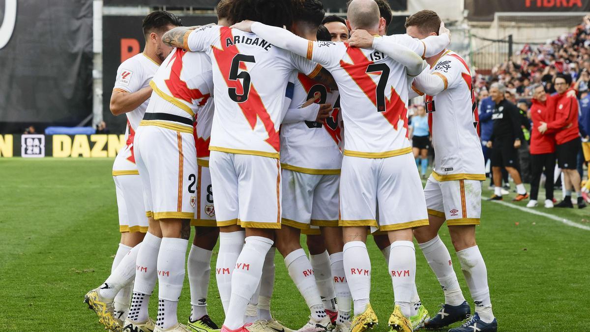 Los futbolistas del Rayo celebran el gol de RDT ante el Real Madrid.