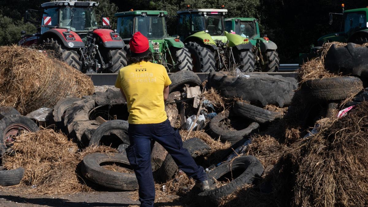 Tractores concentrados al lado autopista AP-7, a la altura de Pontons.