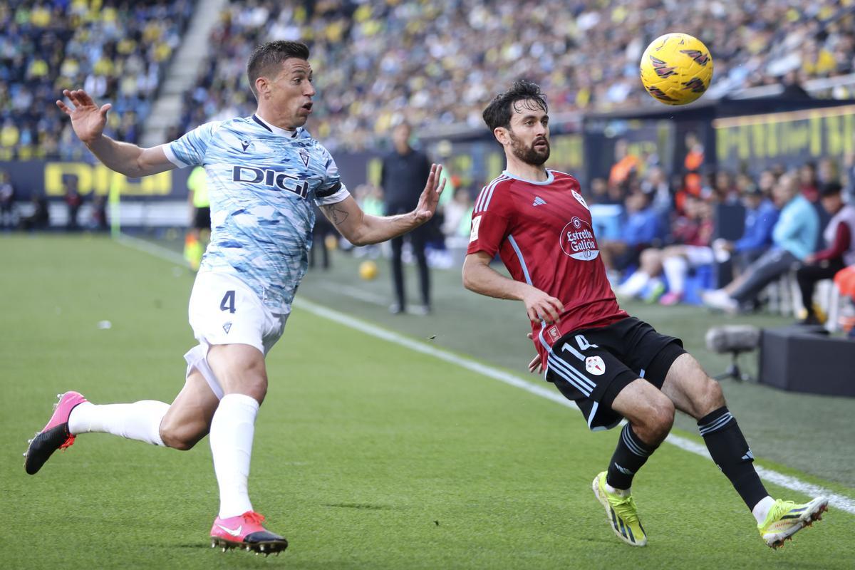 Un golazo de Darwin Machís en el 99 mantiene con vida al Cádiz ante el Celta