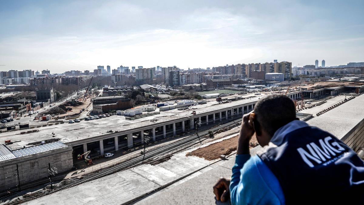 Mamadou, un obrero de la construcción de la nueva estación del AVE a La Sagrera, fente a las obras.