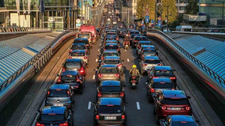 Coches circulando.