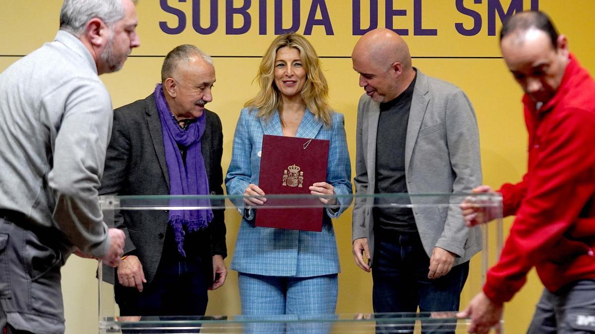 Yolanda Díaz vicepresidenta segunda del Gobierno y ministra de Trabajo y Economía Social, los secretarios generales de CCOO, Unai Sordo y de UGT, Pepe Álvarez, durante la  firma del acuerdo alcanzado para la subida del Salario Mínimo Interprofesional (SMI).