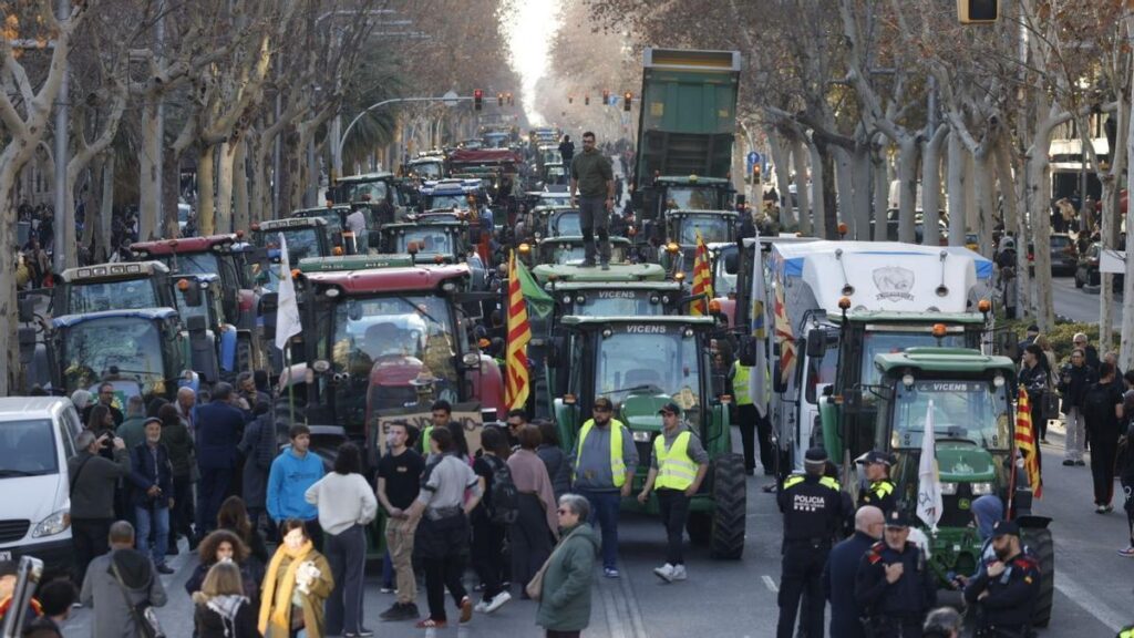 La protesta de agricultores en la Gran Via de Barcelona