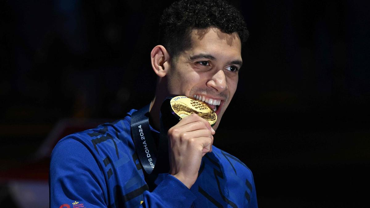 Hugo González se proclama campeón del mundo tras una final estratosférica en los 200 espalda
