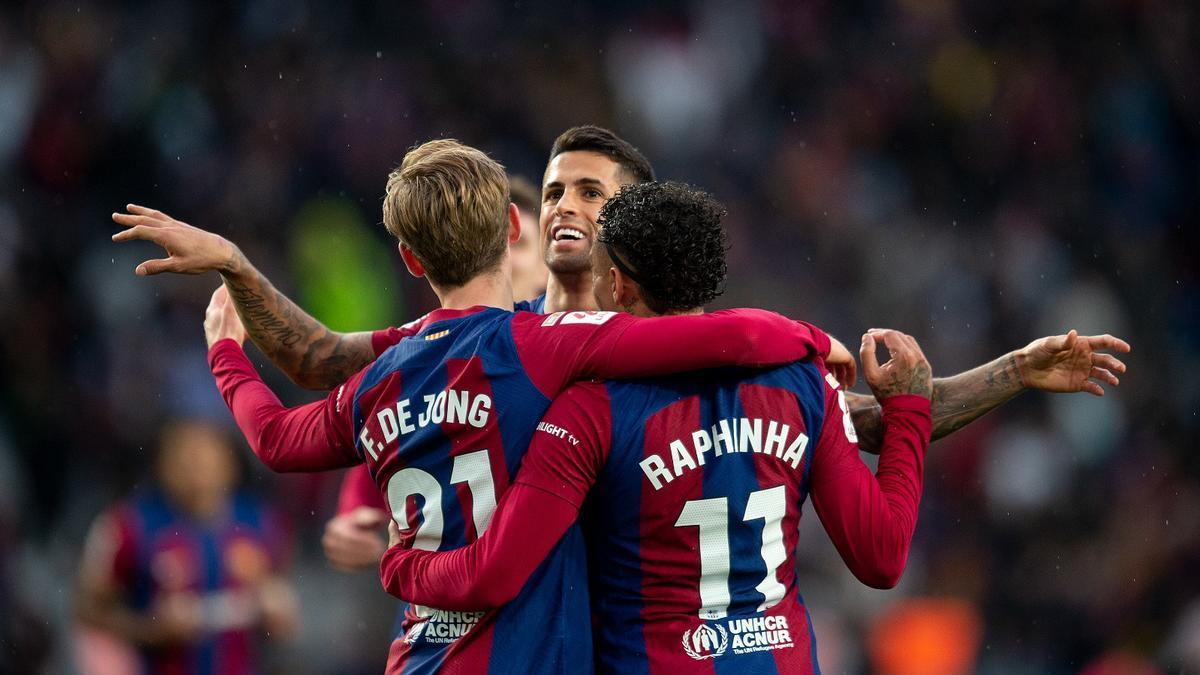Cancelo, De Jong y Raphinha festejan el gol del neerlandés al Getafe en Montjuïc.