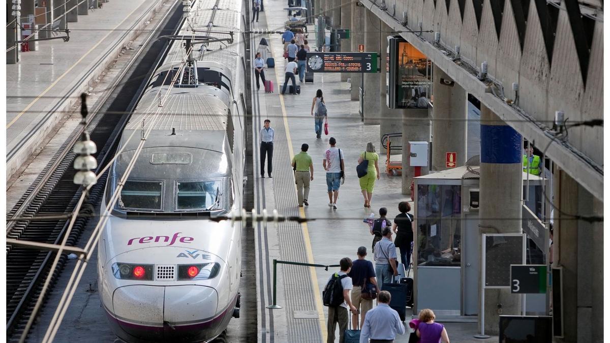 Archivo - Un tren AVE estacionado en Santa Justa.