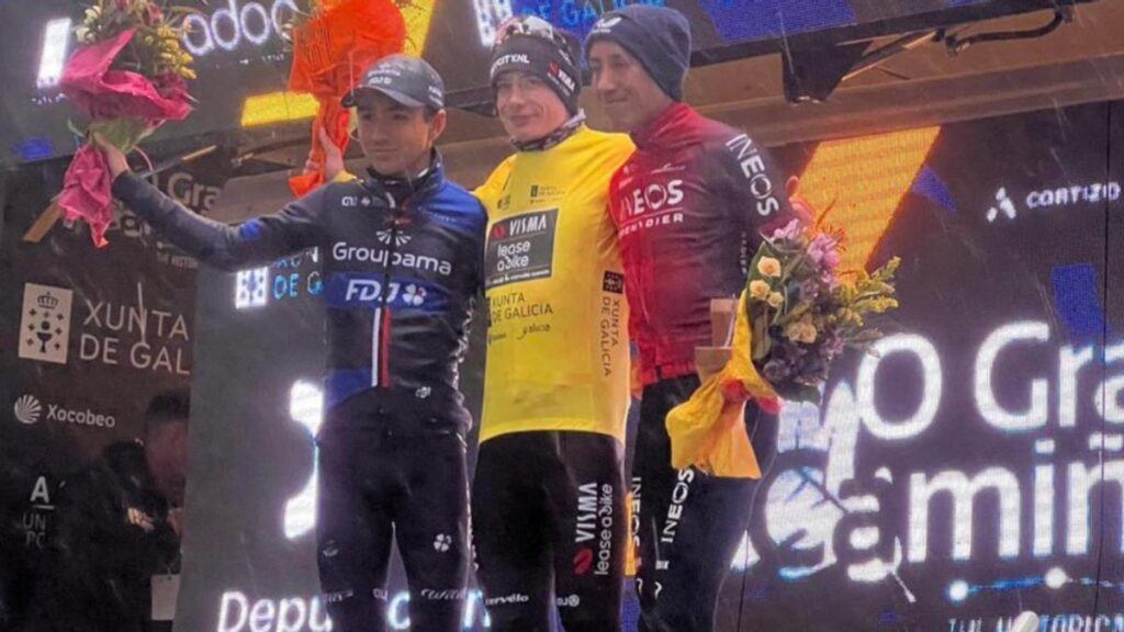 Jonas Vingegaard con Lenny Martínez Martínez (izquierda) y Egan Bernal (derecha), en el podio final de O Gran Camiño.