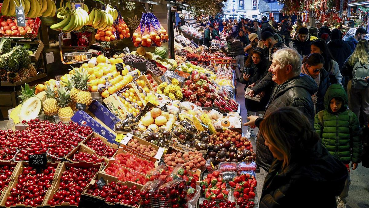 Compras de última hora para la cena de Nochebuena en el mercado de La Boqueria de Barcelona