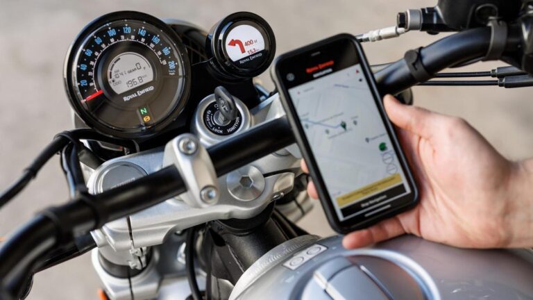 Un motorista consulta un navegador en su teléfono móvil.