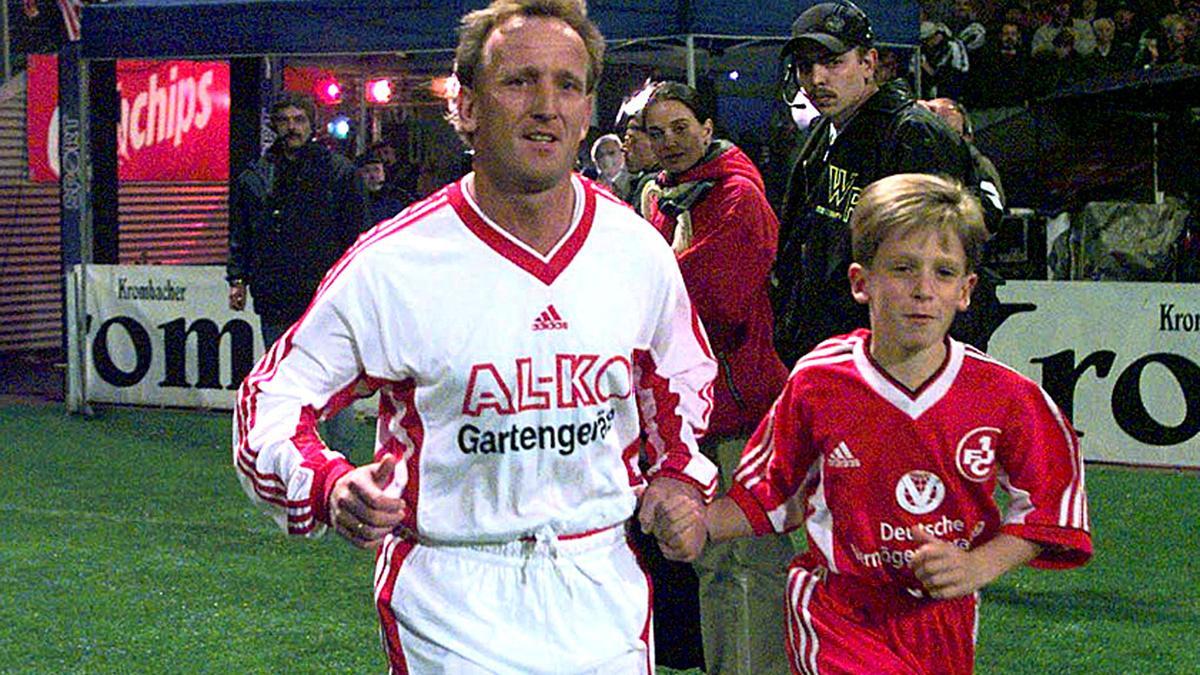 Andreas Brehme y su hijo, en una imagen de 1998