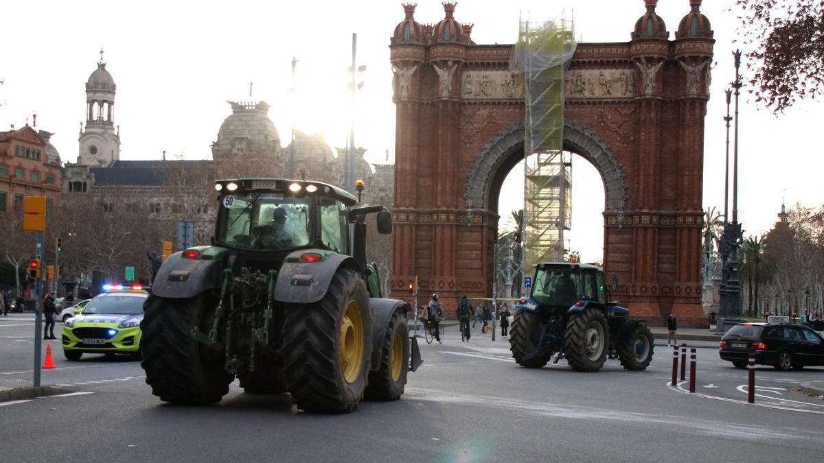Tractores en Barcelona, carreteras cortadas y protestas