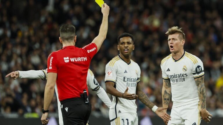 Díaz de Mera Escuderos amonesta a Kroos en el Real Madrid-Sevilla.