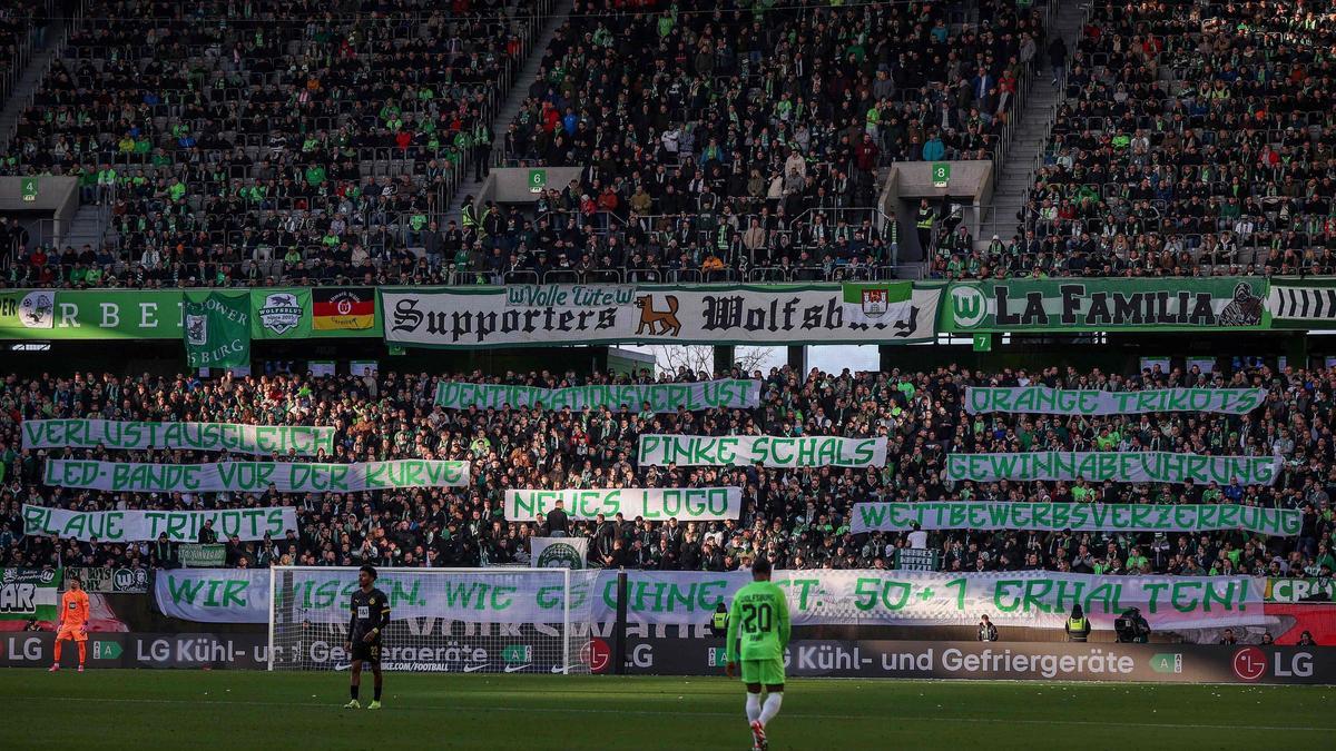 Protestas de la afición del Wolfsburgo contra el 'fútbol negocio'.