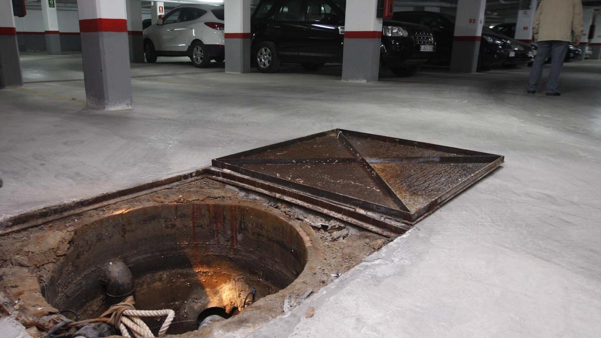 Imagen del punto en el que se halla la fuga de agua en un parking de Ibiza