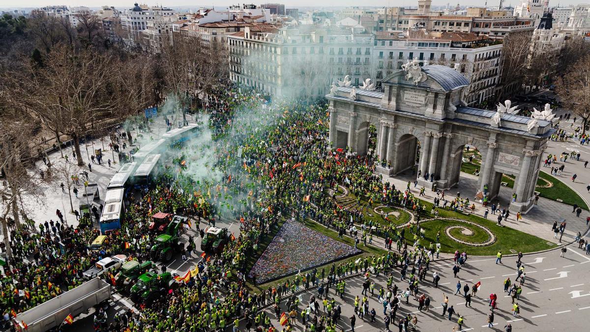 Los agricultores avisan de que no se irán de Madrid hasta que dejen entrar a los 1.500 tractores
