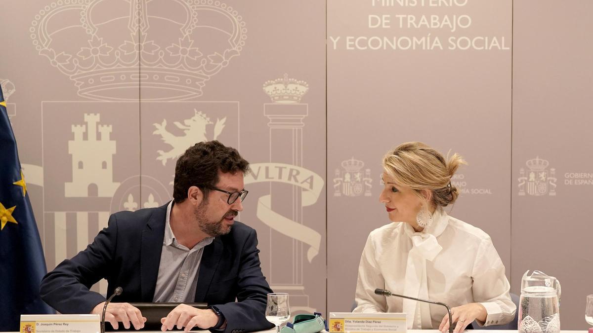 Yolanda Díaz, ministra de Trabajo y Joaquín Pérez Rey, Secretario de Estado de Trabajo, en el ministerio.