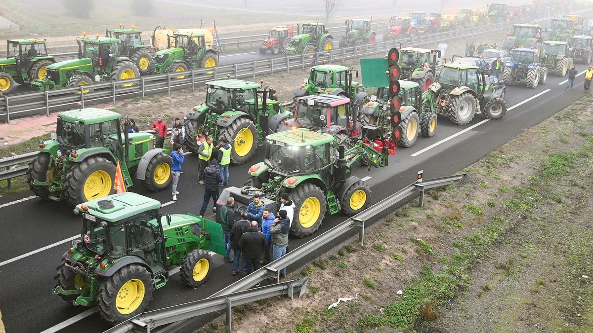 protestas, carreteras cortadas y llegada de tractores a Barcelona