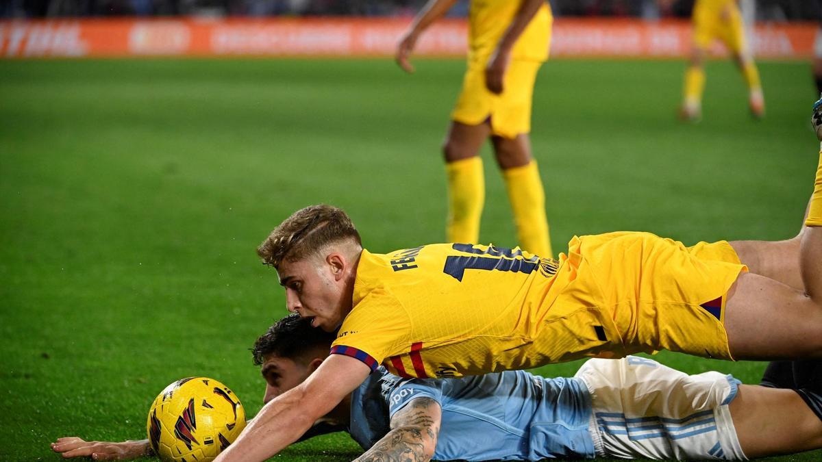 El centrocampista español del Barcelona #16 Fermín López compite con el defensa español del Celta de Vigo #04 Unai Núñez durante el partido de fútbol de la liga española entre el RC Celta de Vigo y el FC Barcelona en el estadio de Balaidos de Vigo el 17 de febrero de 2024.