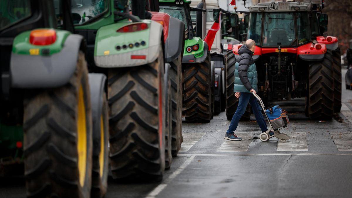Tractores aparcados en el centro de Pamplona y otros llegando a la ciudad.