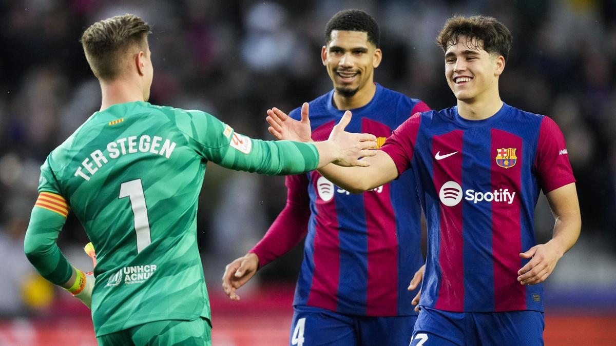 Cubarsí saluda a Ter Stegen durante el partido ante el Getafe.
