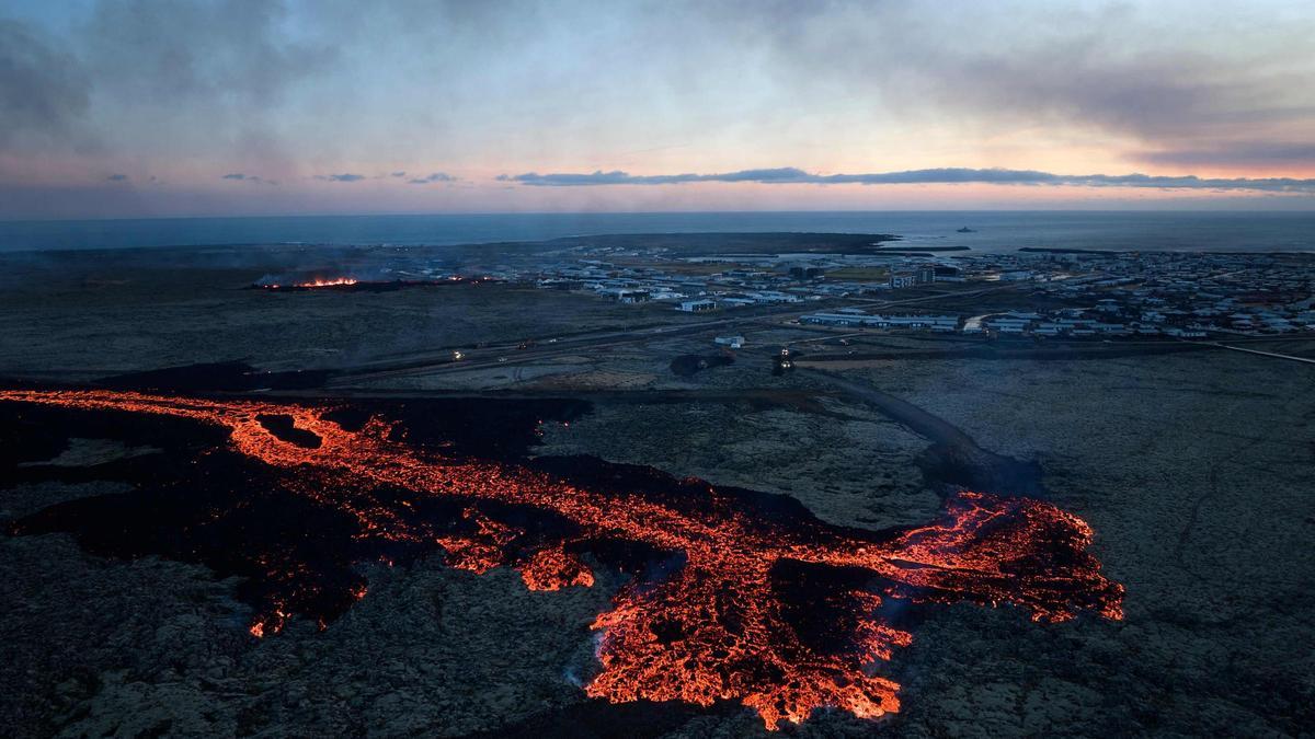 Islandia lucha por contener la lava del volcán en Grindavik