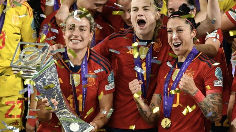 Alexia, Irene y Jenni levantando el trofeo de la Nations League
