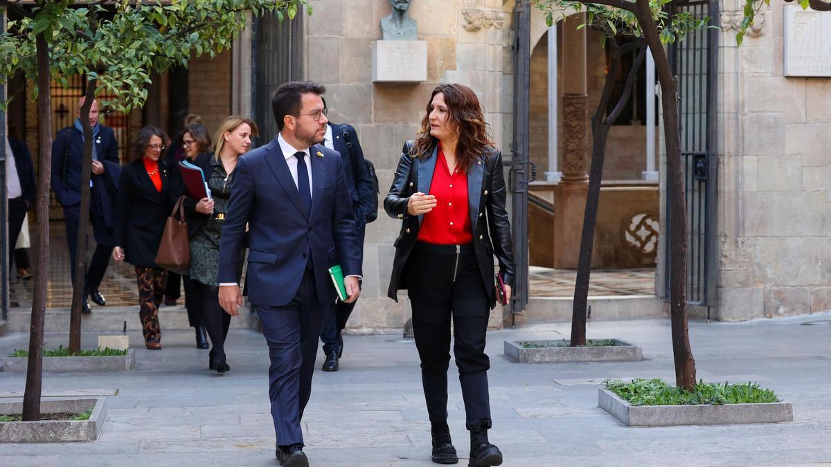 Pere Aragonès y Laura Vilagrà dirigiéndose a la reunión del Govern.